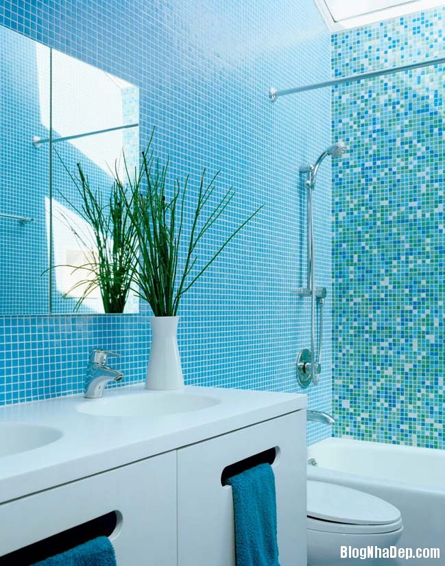 020602 11 large Mẫu thiết kế phòng tắm đẹp hoàn hảo với 2 tông màu xanh dương và trắng