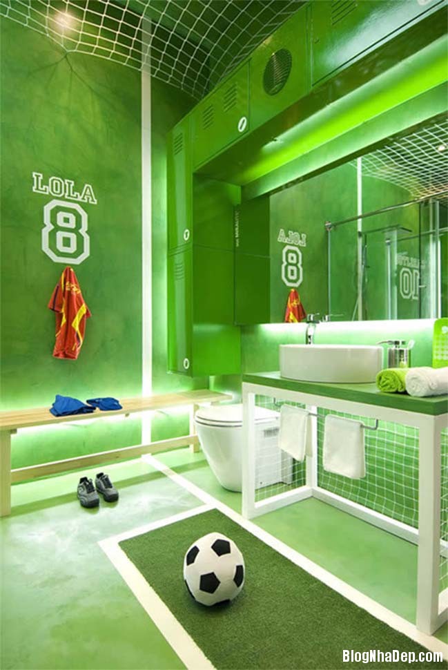 020749 1 large Phòng tắm đẹp mắt, sinh động theo chủ đề bóng đá
