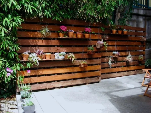 Sưu tầm mẫu hàng rào gỗ trang trí quán cafe đẹp mê mẩn
