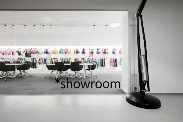 Thiết kế nội thất văn phòng hiện đại kết hợp showroom tràn ngập cây xanh