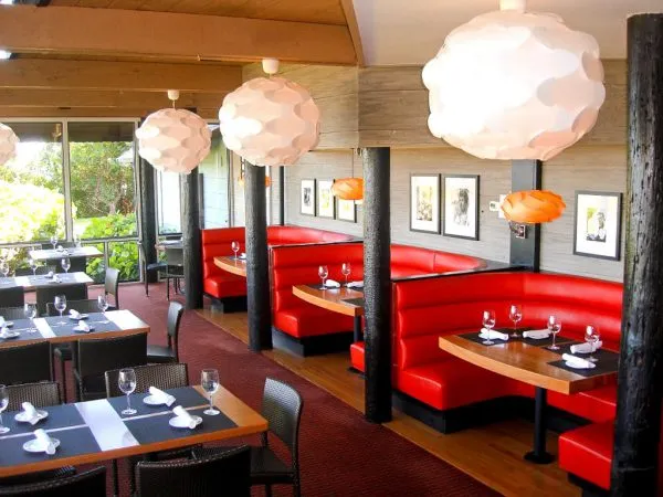 Trang trí nội thất nhà hàng nên chọn bàn ghế chất liệu gì?