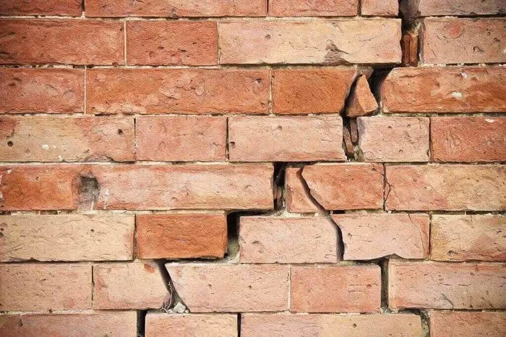 Tường nhà bị nứt dọc có nguy hiểm không? Cách xử lý ra sao?